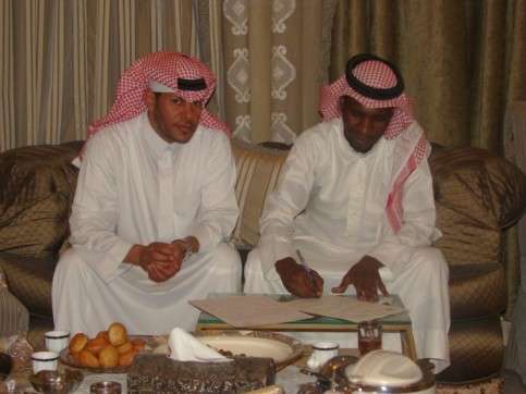 إبراهيم مدخلي لحظة توقعيه العقد مع رئيس الفيصلي فهد المدلج